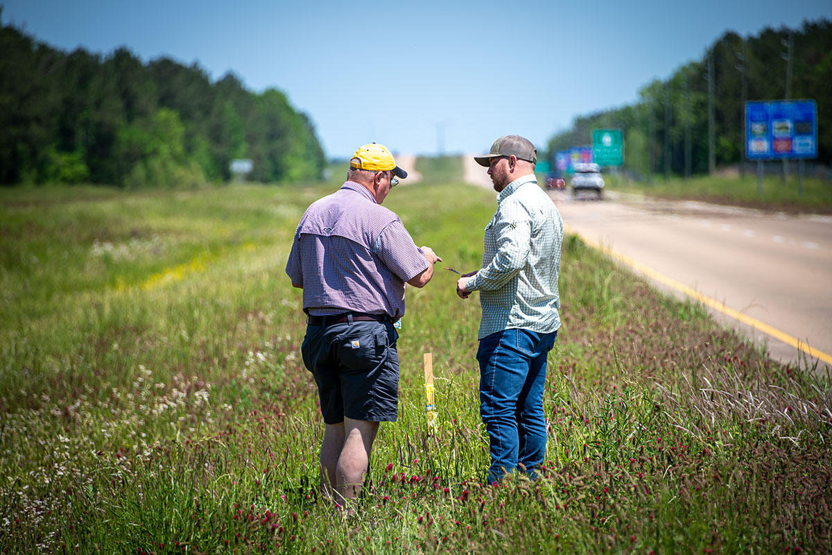 Up
and Down the Highway
Dr. John Byrd and Chris Gregory, graduate student, discuss right-of-way management in Mississippi. (Photo by David Ammon)